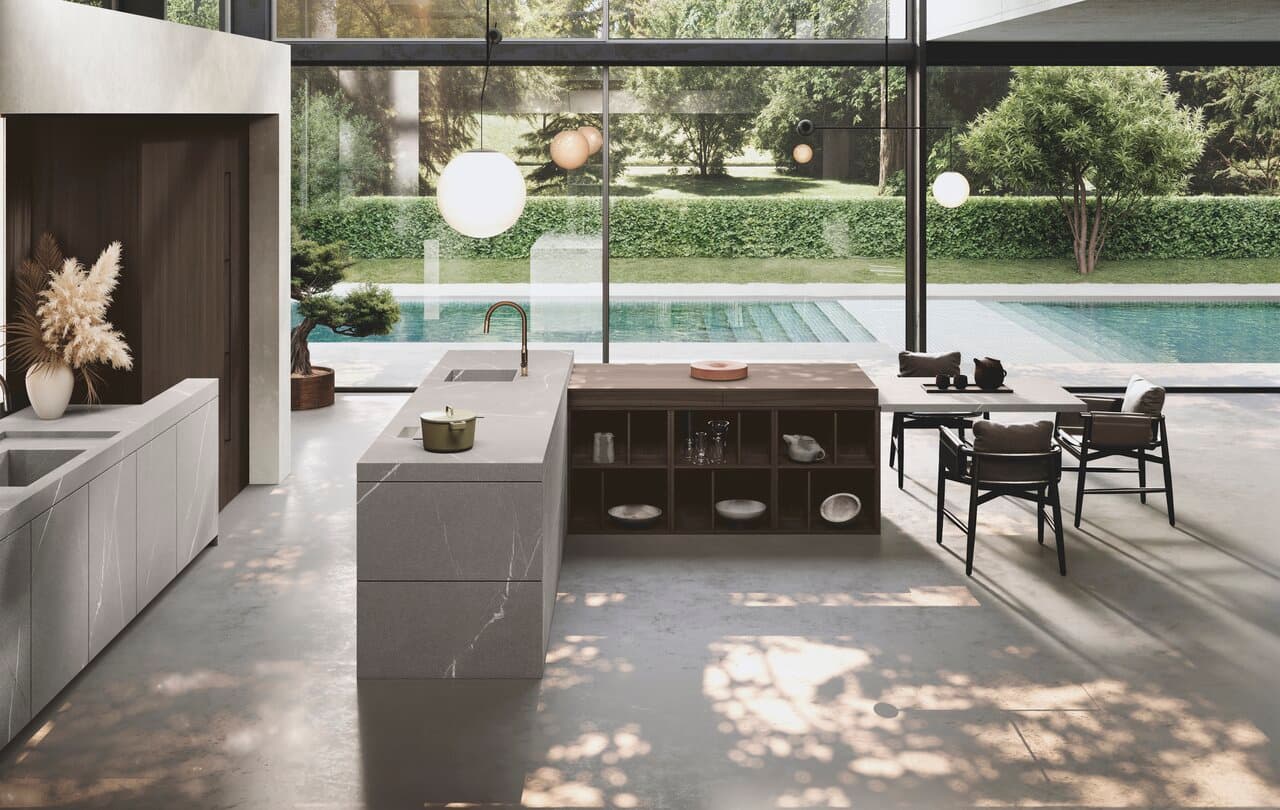 Cuisine sur mesure avec façades en chêne clair et crédence miroir
